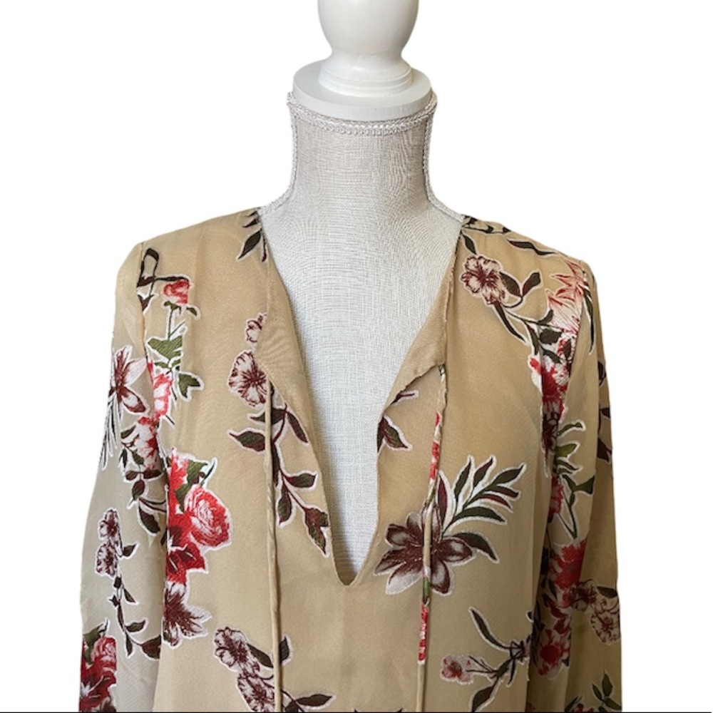 En Crème swing dress in vintage floral and neck cut out detail.